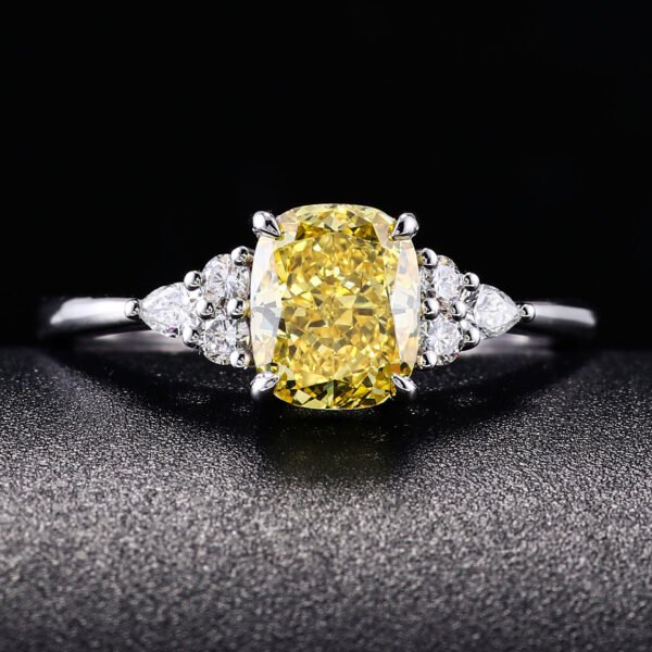 1.0 carat rectangular yellow diamond Ring - Image 2