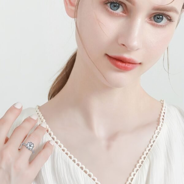 1.0c Floral Moissanite Ring - Image 5