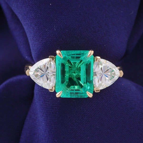 18K Gold 3.0 Carat Emerald Diamond Ring - Image 2