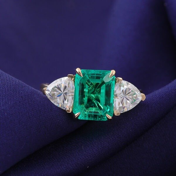 18K Gold 3.0 Carat Emerald Diamond Ring - Image 4