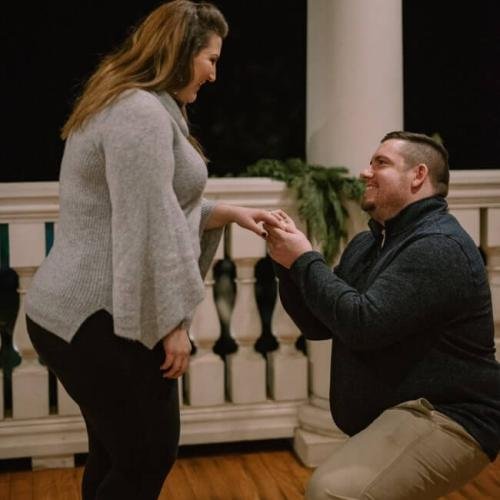 113012019101042-aaron-elisa-proposal-one-knee